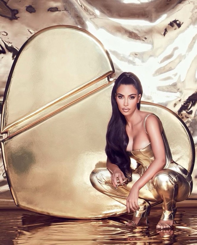 Kim Kardashian thả dáng 'đồng hồ cát' với bodysuit ánh kim - ảnh 3