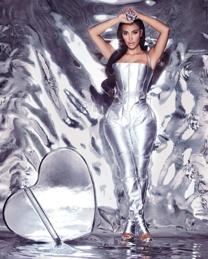 Kim Kardashian thả dáng 'đồng hồ cát' với bodysuit ánh kim - ảnh 2