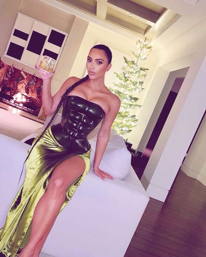 Kim Kardashian thả dáng 'đồng hồ cát' với bodysuit ánh kim - ảnh 5