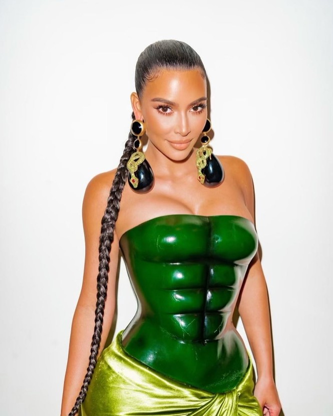 Kim Kardashian thả dáng 'đồng hồ cát' với bodysuit ánh kim - ảnh 6