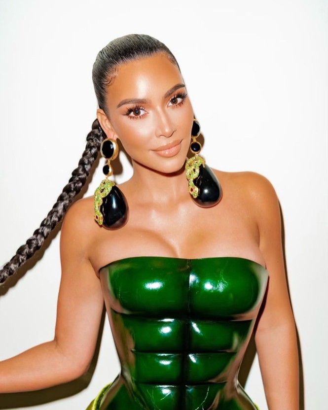 Kim Kardashian thả dáng 'đồng hồ cát' với bodysuit ánh kim - ảnh 7