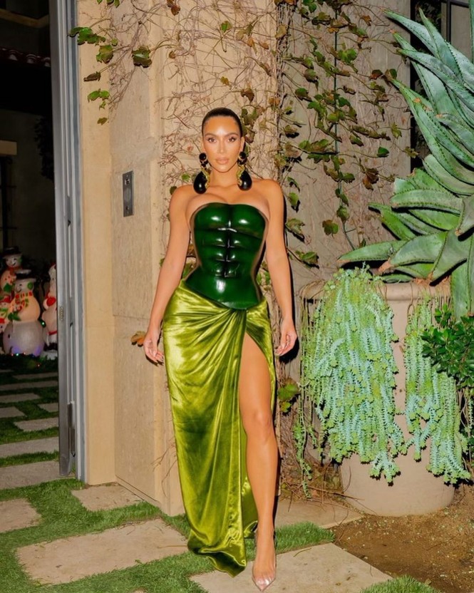 Kim Kardashian thả dáng 'đồng hồ cát' với bodysuit ánh kim - ảnh 9