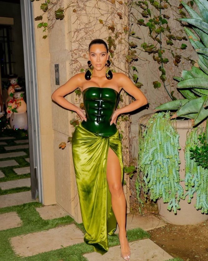 Kim Kardashian thả dáng 'đồng hồ cát' với bodysuit ánh kim - ảnh 10