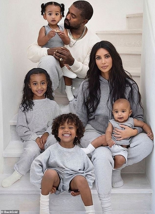 Kim Kardashian thả dáng 'đồng hồ cát' với bodysuit ánh kim - ảnh 12