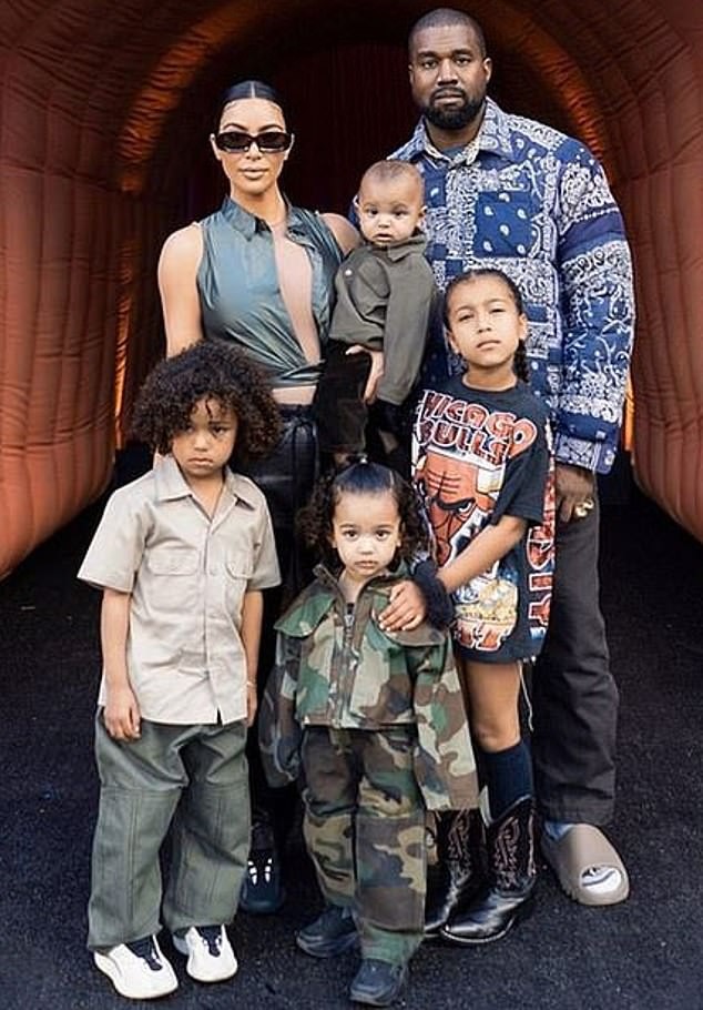 Kim Kardashian thả dáng 'đồng hồ cát' với bodysuit ánh kim - ảnh 13