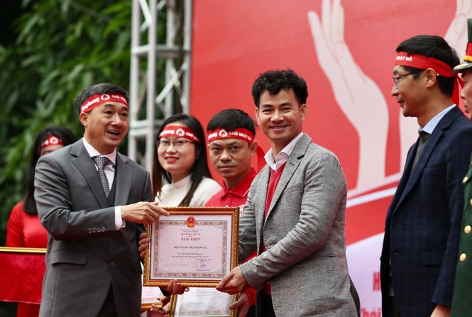 Giọt máu ấm giữa ngày đông lạnh - ảnh 23