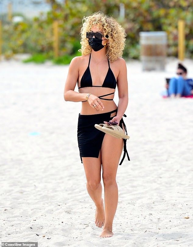 Jasmine Sanders căng tràn sức sống thanh xuân trên biển Miami - ảnh 10