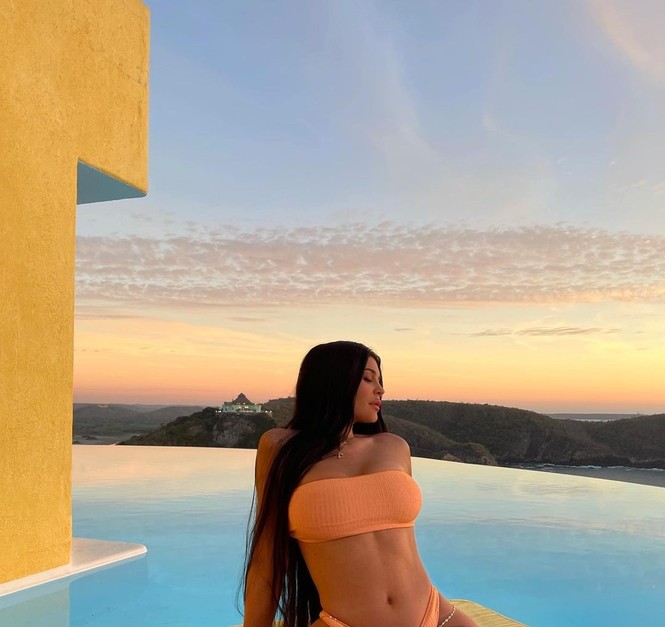 Nữ tỉ phú 23 tuổi Kylie Jenner phô diễn vòng 3 ngoại cỡ - ảnh 1