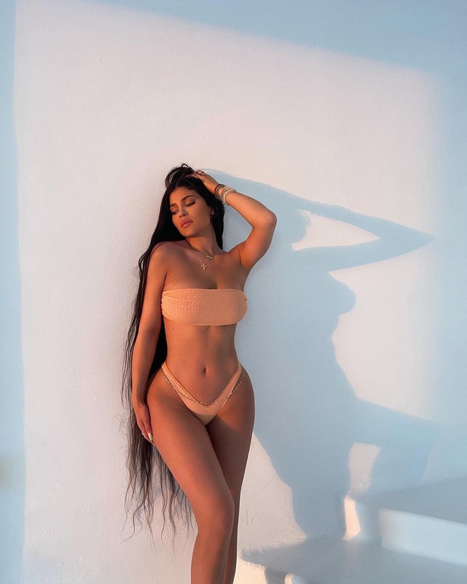 Nữ tỉ phú 23 tuổi Kylie Jenner phô diễn vòng 3 ngoại cỡ - ảnh 4