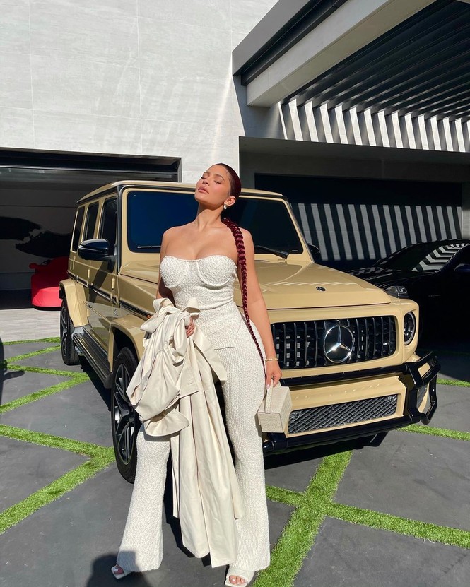 Nữ tỉ phú 23 tuổi Kylie Jenner phô diễn vòng 3 ngoại cỡ - ảnh 10