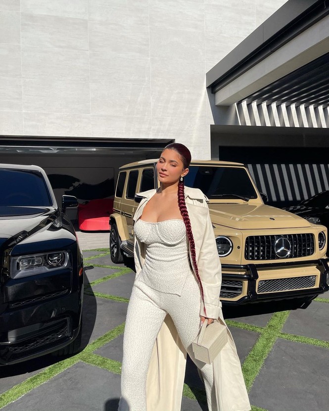 Nữ tỉ phú 23 tuổi Kylie Jenner phô diễn vòng 3 ngoại cỡ - ảnh 11