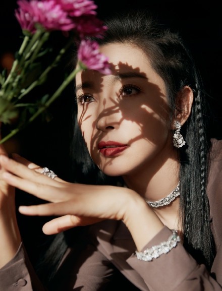 'Đả nữ' Lý Băng Băng mặc gợi cảm trẻ trung dù sắp 50 tuổi - ảnh 17