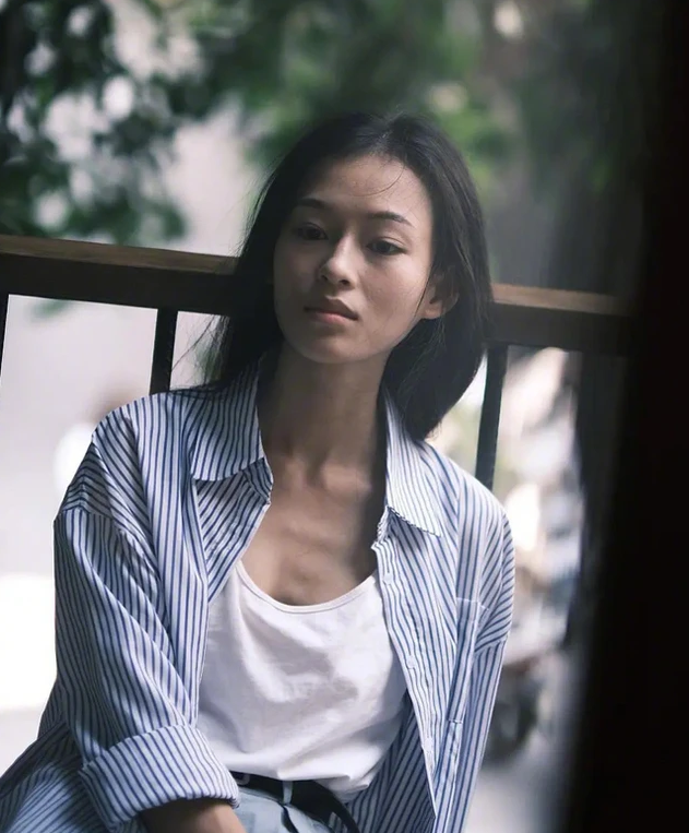 Nàng thơ 9x trong MV mới của Erik được báo Trung khen giống Chương Tử Di - ảnh 12