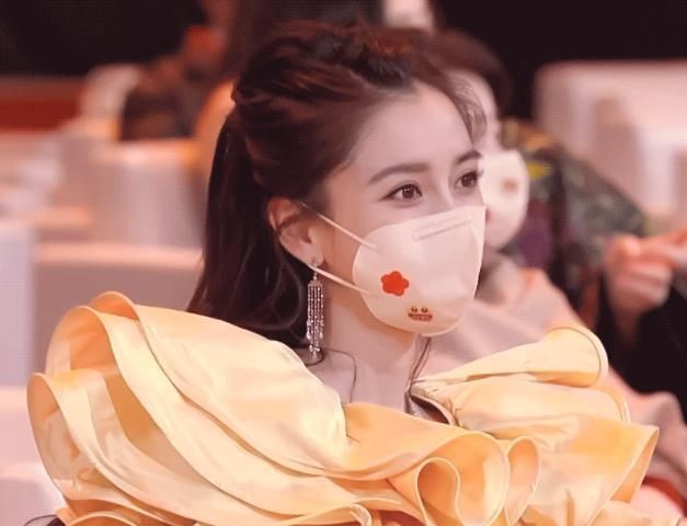 Angelababy phớt lờ Huỳnh Hiểu Minh, vợ chồng mà như hai người xa lạ - ảnh 1