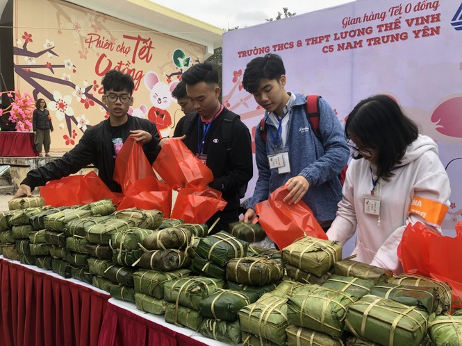 Học sinh Hà Nội gói bánh chưng tặng người nghèo - ảnh 6