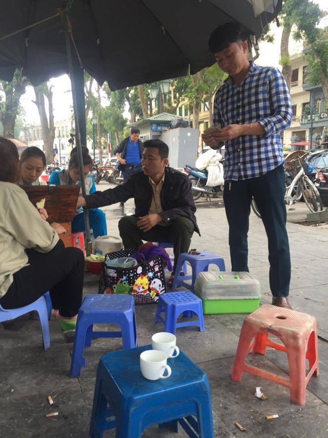 nvscc, nhà vệ sinh công cộng, trà đá quanh nhà vệ sinh, trà đá vỉa hè, quán cóc - ảnh 7