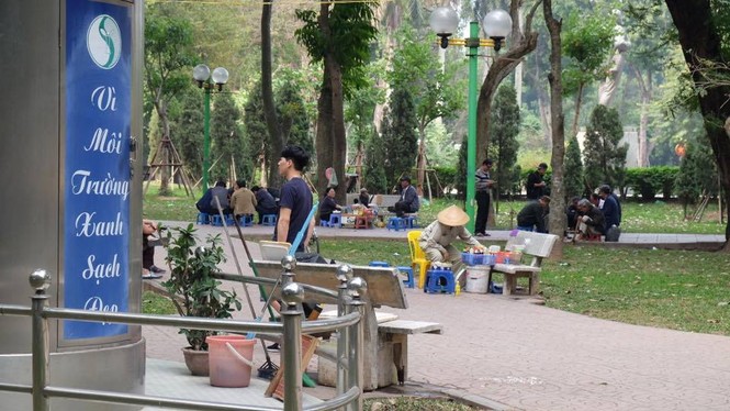 nvscc, nhà vệ sinh công cộng, trà đá quanh nhà vệ sinh, trà đá vỉa hè, quán cóc - ảnh 5