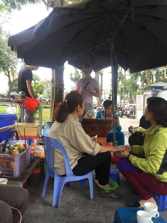 nvscc, nhà vệ sinh công cộng, trà đá quanh nhà vệ sinh, trà đá vỉa hè, quán cóc - ảnh 2