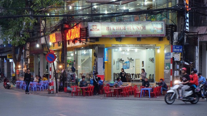 chiếm vỉa hè, lập lại trật tự, xử lý vỉa hè, trả lại vỉa hè, quán bia chống lưng - ảnh 5