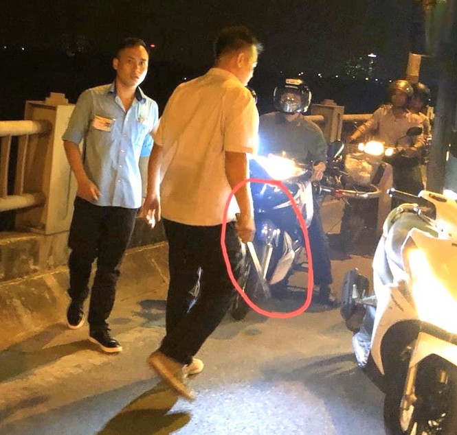 Đình chỉ tài xế, phụ xe buýt đánh người trên cầu Vĩnh Tuy - ảnh 1