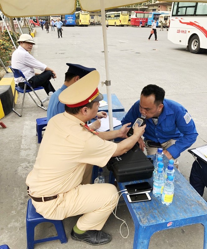 Hà Nội lập chốt ở cửa ngõ, trong bến xe để tóm 'ma men' - ảnh 1