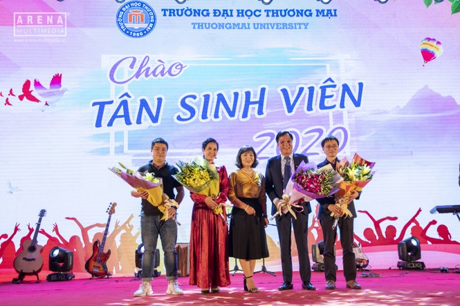 NSND Lan Hương và NSND Trọng Trinh bị tân sinh viên “chất vấn” về tình yêu - ảnh 1