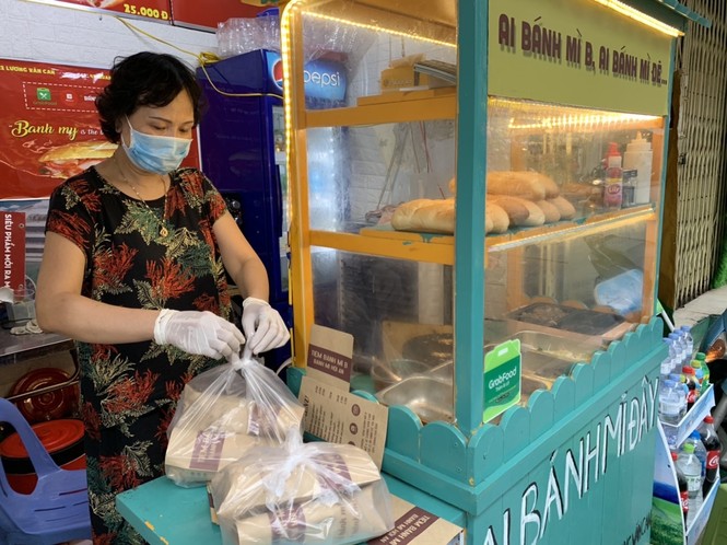 Không cầm tiền mặt, “vô tư” xài thẻ từ vỉa hè? - ảnh 1
