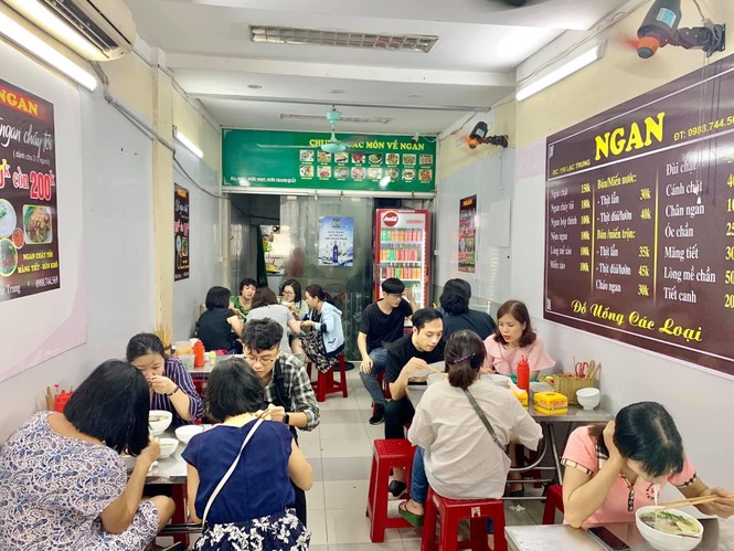 Không cầm tiền mặt, “vô tư” xài thẻ từ vỉa hè? - ảnh 2