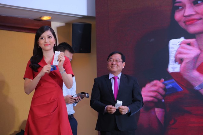 Trải nghiệm thanh toán không tiếp xúc cùng Á hậu Phương Nga - ảnh 1