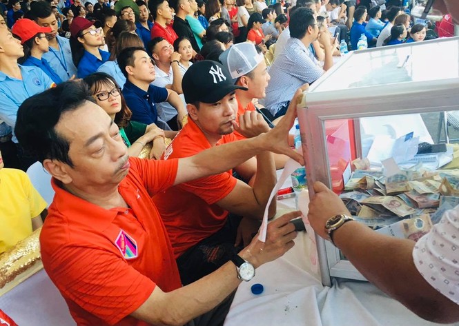 NSND Hoàng Dũng bên hòm tiền từ thiện - ảnh 1