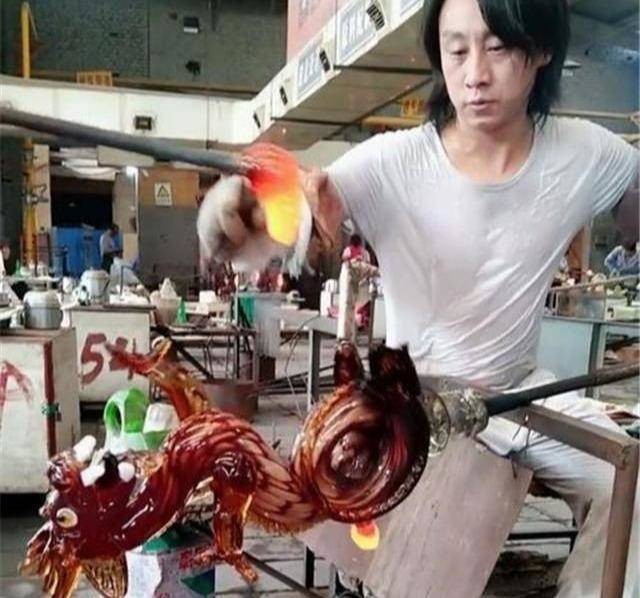 Nghệ nhân 38 tuổi gây chú ý toàn thế giới với 20 năm bên