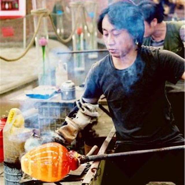 Nghệ nhân 38 tuổi gây chú ý toàn thế giới với 20 năm bên