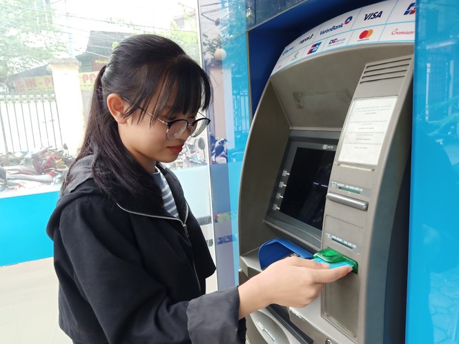“Quẳng gánh lo” học phí, sinh viên lựa chọn cách thu mới - ảnh 1