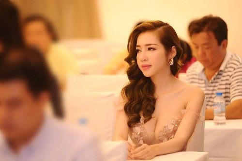 Elly Trần diện váy xẻ ngực sâu quyến rũ - ảnh 1