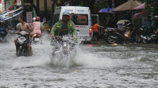 Đường phố Sài Gòn ngập nặng sau mưa - ảnh 3