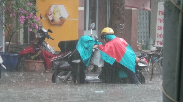 Đường phố Sài Gòn ngập nặng sau mưa - ảnh 6
