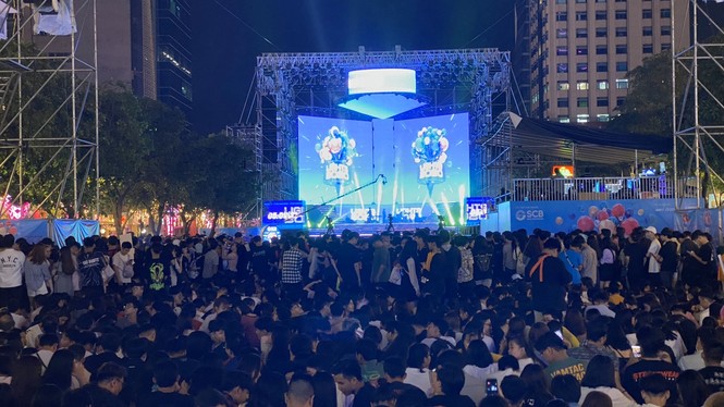 Rộn ràng chờ đón năm mới ở TPHCM - ảnh 7