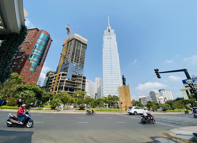 Đường phố Sài Gòn vắng vẻ ngày đầu 'cách ly xã hội' - ảnh 3
