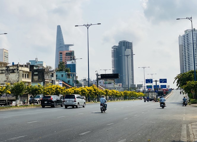 Đường phố Sài Gòn vắng vẻ ngày đầu 'cách ly xã hội' - ảnh 2