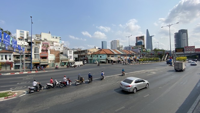 Đường phố Sài Gòn vắng vẻ ngày đầu 'cách ly xã hội' - ảnh 1
