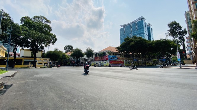 Đường phố Sài Gòn vắng vẻ ngày đầu 'cách ly xã hội' - ảnh 11