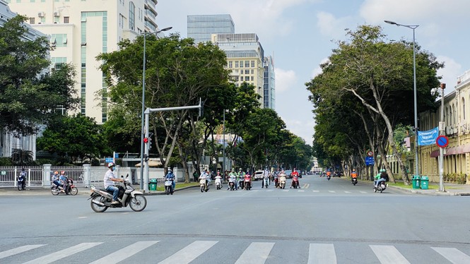 Đường phố Sài Gòn vắng vẻ ngày đầu 'cách ly xã hội' - ảnh 9