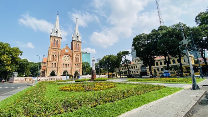 Đường phố Sài Gòn vắng vẻ ngày đầu 'cách ly xã hội' - ảnh 6