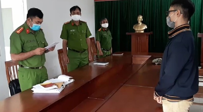 Khi bị nhắc nhở, chủ quán cà phê vác mã tấu đuổi chém tổ công tác phòng chống COVID-19 - ảnh 1