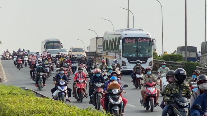 Người miền Tây ùn ùn trở lại TPHCM sau nghỉ lễ - ảnh 9