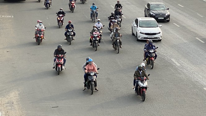 Người miền Tây ùn ùn trở lại TPHCM sau nghỉ lễ - ảnh 11