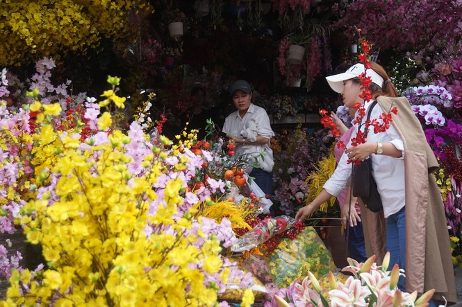 TPHCM: Hoa cảnh làm từ vải 'đổ bộ' xuống phố - ảnh 2