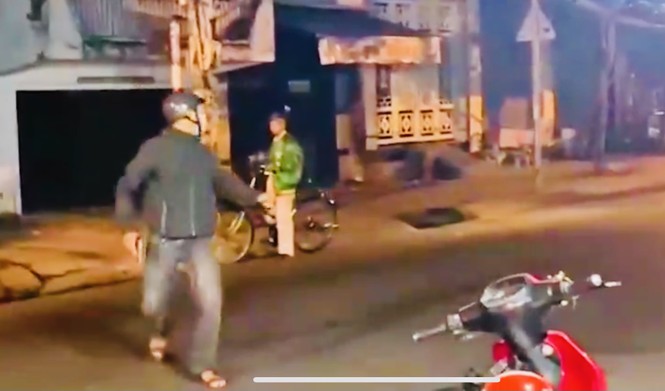 Cảnh sát nổ súng giải tán nhóm ‘quái xế’ - ảnh 1