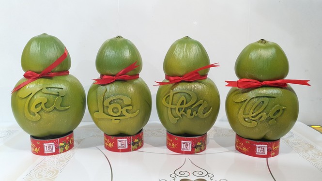 Độc đáo quả bưởi nổi chữ may mắn hút khách - ảnh 4