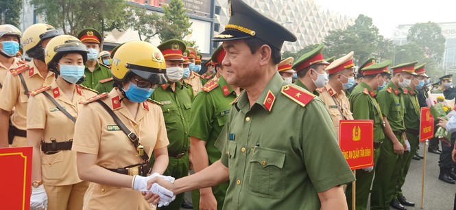 Công an TPHCM triển khai lực lượng bảo vệ sân bay Tân Sơn Nhất - ảnh 1